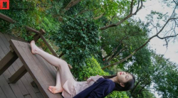 【裸足】白得皮肤发光的白富美美术专业海龟阿灿短裙美腿嫩足公园清纯写真(1)【82P】