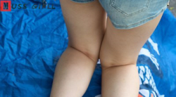 【裸足】韩国冷白皮美女留学生小艾牛仔热裤校园球场秀美足(中)【101P】