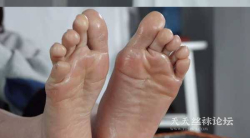 【aapary模拍视频】小燕的美脚抹上油好看极了