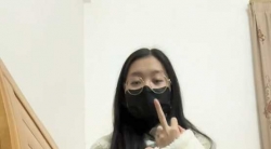 美女大学生 展示 黑指甲嫩足脚底