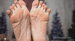 【The Tabitha Jane】高跟鞋金发美女的干燥脚底
