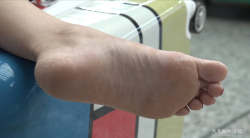 车站候车室白裙少妇的裸足4分钟