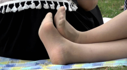 公园草地斗地主的肉丝学妹