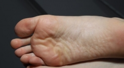 【aapary模拍】大学生小瑜展示36码非常可爱的小嫩脚（112P）