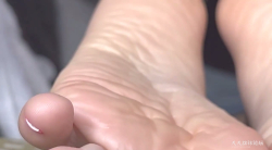 女大学生秀褶皱脚底