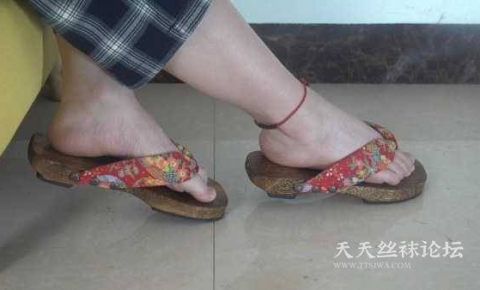 【南国足艺】熟女芊姐丰满的美脚诱惑，换鞋子，展示性感脚底！4K加图