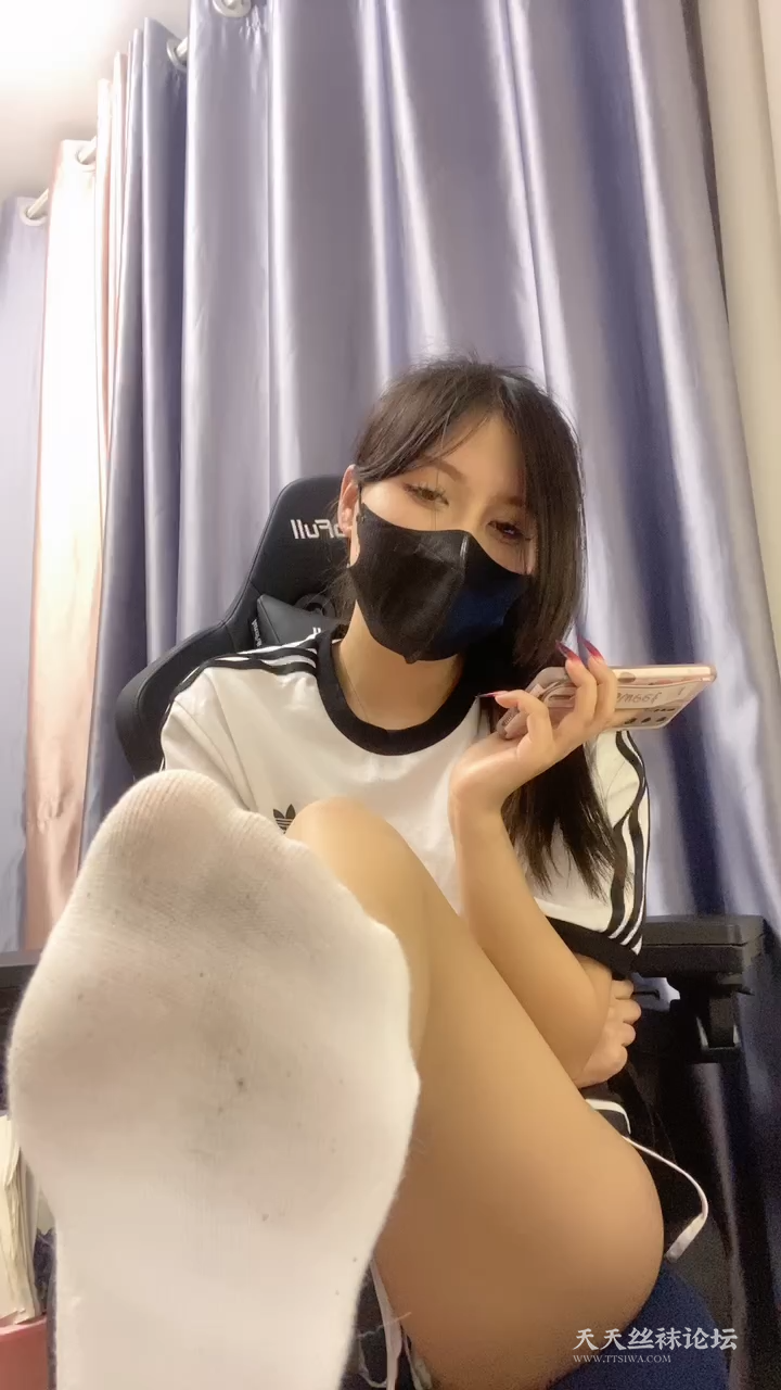 【套路直播】薇娅大小姐 小姨子脏棉袜裸足[00_05_37][20230820-193834].png