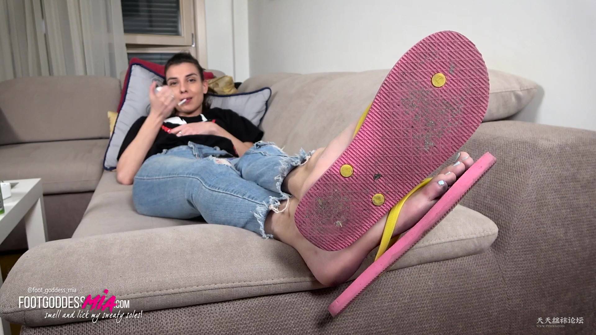 FootGoddessMia - Annoying neighbor becomes my slut - part 1 - frame at 0m5s.jpg