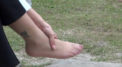 （自由职业妍妍）模拍系列之三十二：制服长裤、脱掉高跟扭动丝足大特写