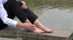 （自由职业妍妍）模拍系列之二十六：丝脚丝足大特写