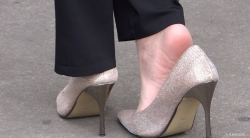 （自由职业妍妍）模拍系列之三十：制服长裤站立玩鞋诱惑！